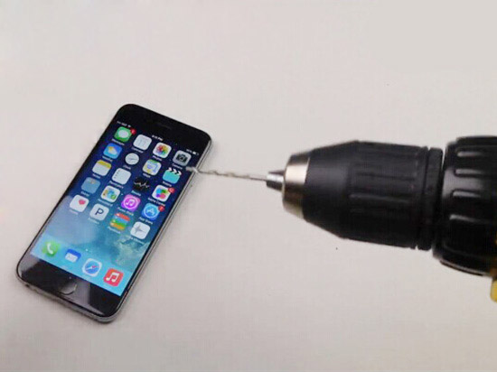瘋狂暴力測試！iPhone 6屏幕遭遇電鉆