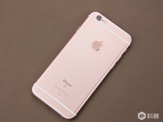 iPhone 6s供貨兇猛！黃?；觳幌氯?/></p><p>　　分析師孫昌旭剛剛在微博上表示，iPhone 
6s全線產品除了玫瑰金之外，其余版本的批發價基本上都低于官方價了，而且國行與港版在國內調貨價基本持平。</p><p><img src=