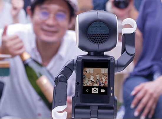夏普將推機器人手機RoBoHoN，可走路跳舞