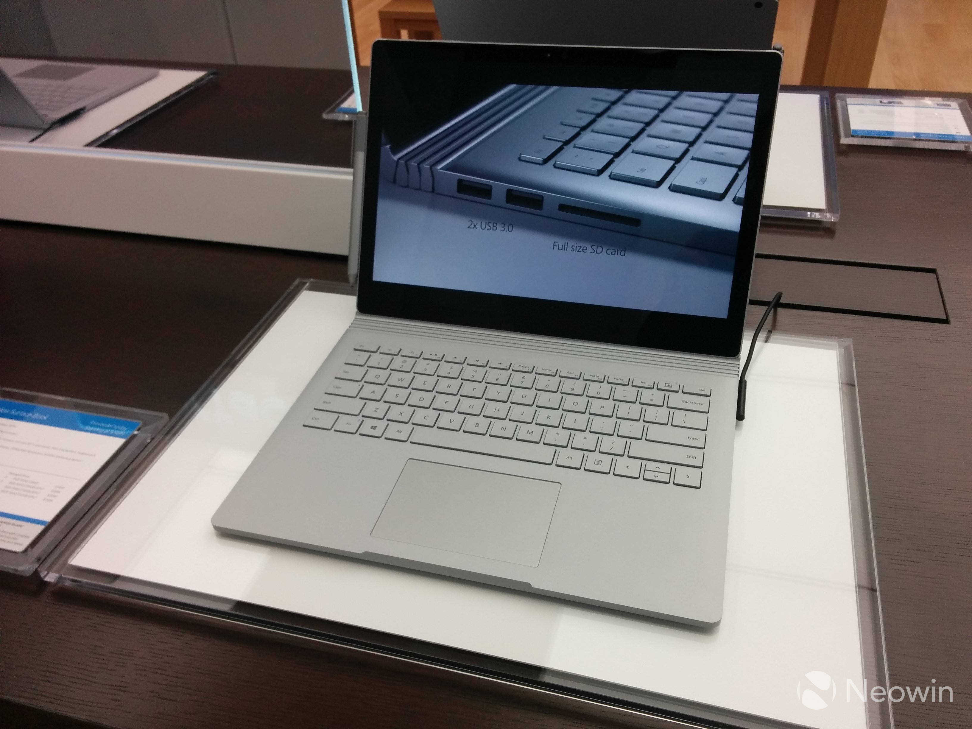 比蘋果Apple Store更氣派!全球最大微軟旗艦店開業(yè)