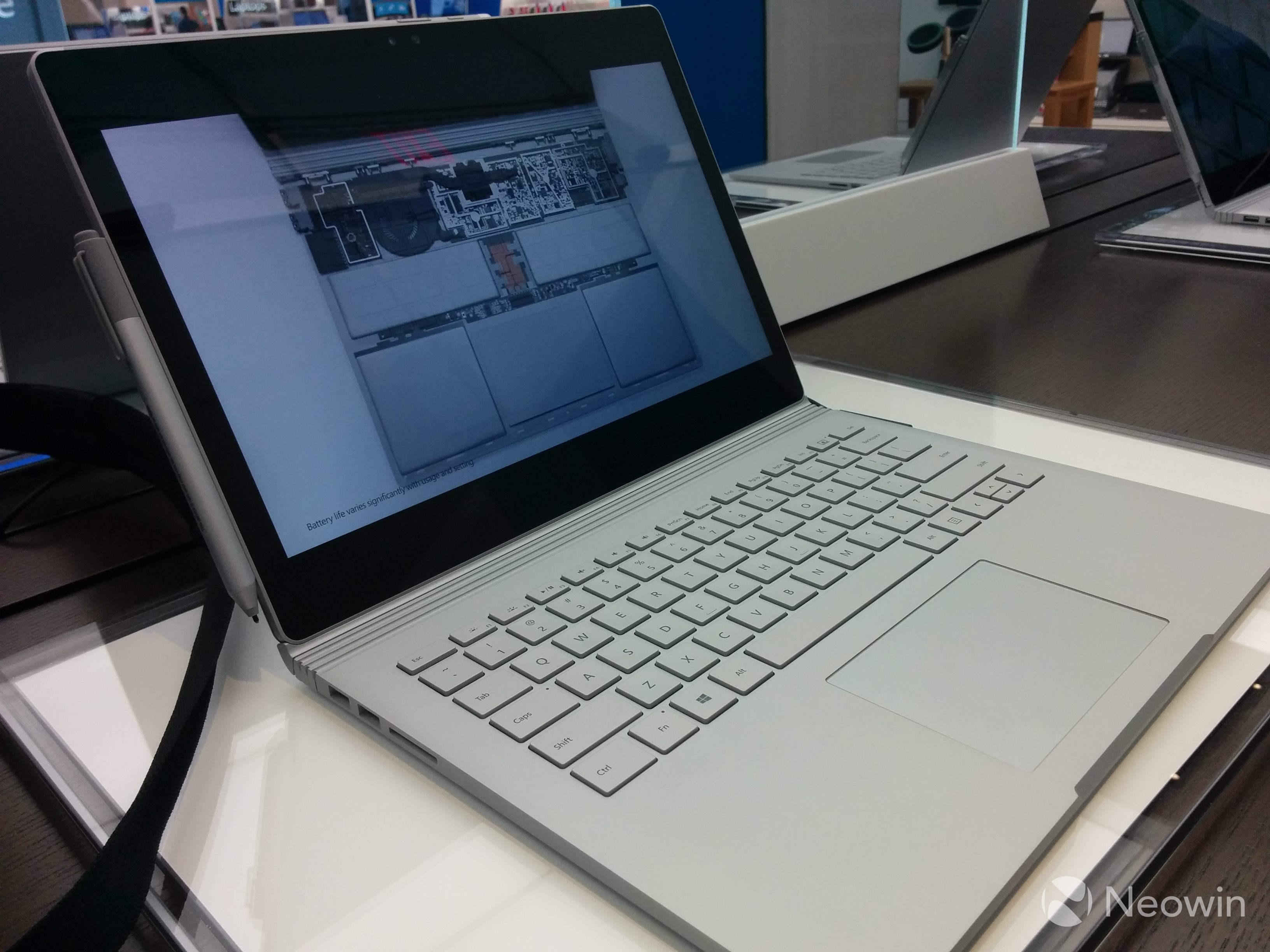 比蘋果Apple Store更氣派!全球最大微軟旗艦店開業(yè)