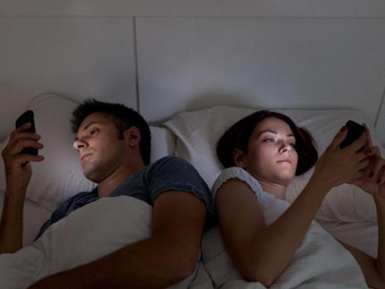 睡眠專家呼吁:智能手機應增加床上模式!