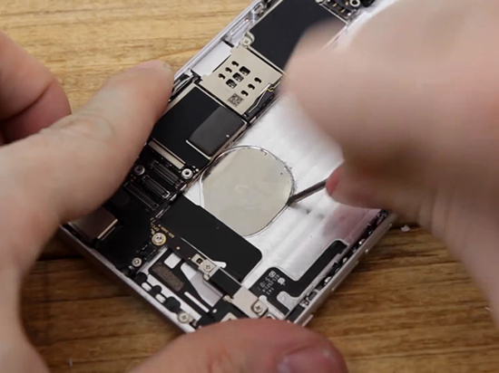 視頻：2分鐘教你給iPhone 6換個發光logo