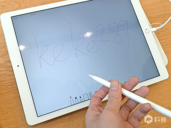 廣州首家Apple Store正式開(kāi)幕 暴雨也滅不了果粉的熱情