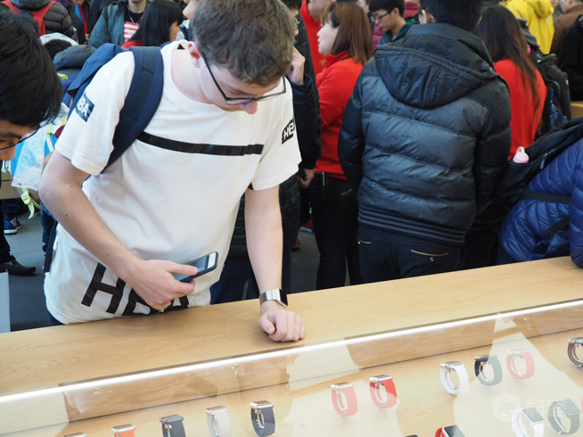 廣州首家Apple Store正式開(kāi)幕 暴雨也滅不了果粉的熱情