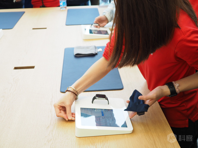 廣州首家Apple Store正式開(kāi)幕 暴雨也滅不了果粉的熱情