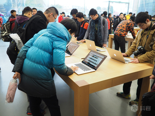 廣州首家Apple Store正式開(kāi)幕 暴雨也滅不了果粉的熱情