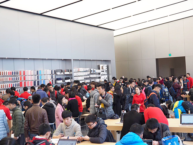廣州首家Apple Store正式開(kāi)幕 暴雨也滅不了果粉的熱情