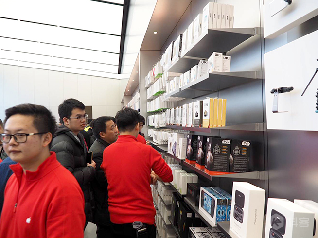 廣州首家Apple Store正式開(kāi)幕 暴雨也滅不了果粉的熱情