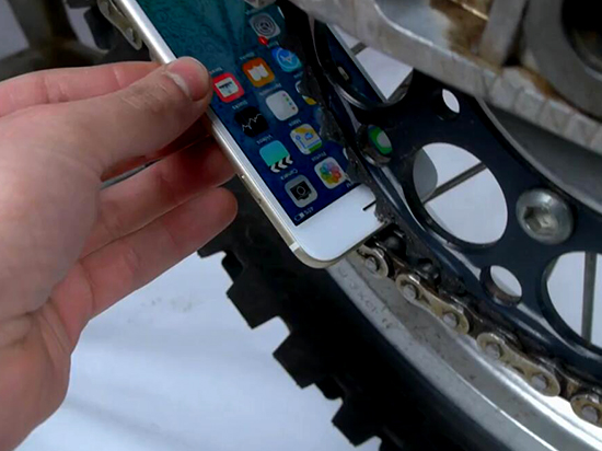 視頻:虐機新招 iPhone 6s與摩托車齒輪博弈