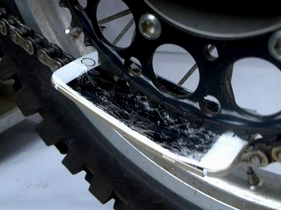 視頻:虐機新招 iPhone 6s與摩托車齒輪博弈
