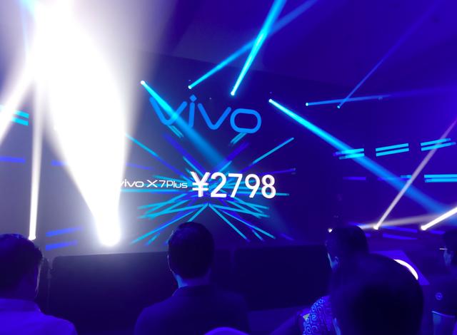 宋仲基終于現身 還帶來了vivo X7 Plus的售價