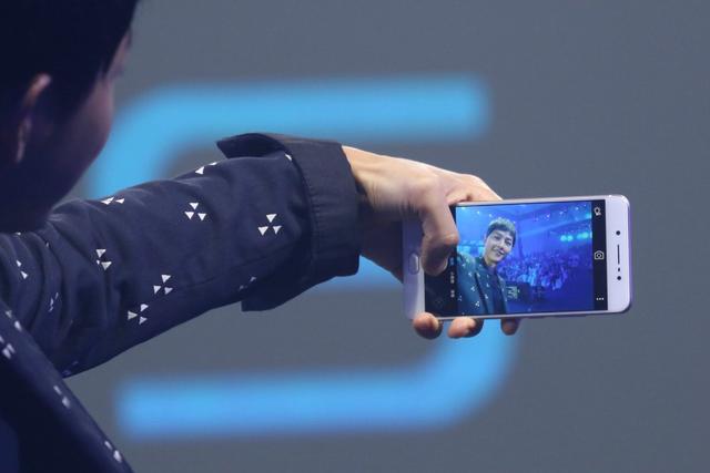 宋仲基終于現身 還帶來了vivo X7 Plus的售價