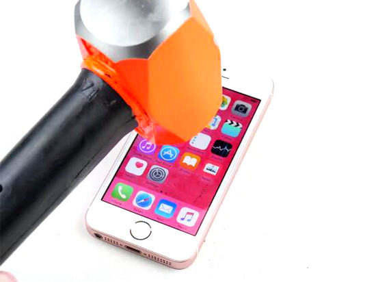 視頻:全球首虐!摧機狂魔玩死iPhone?SE