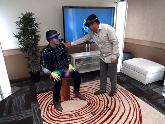 視頻:異地戀不是事兒 微軟HoloLens全息影像驚人