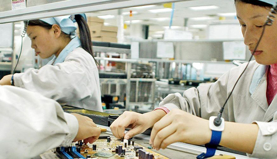 iPhone 7依舊只有兩個(gè)版本 Pro版或?qū)⒘舻矫髂辏?/></p><p>　　雖然說蘋果向來都致力于打造一條多元化的供應(yīng)鏈，但這次的舉措會(huì)不會(huì)是與明年的新iPhone有關(guān)？像上面所講，如果蘋果將在iPhone 8上增加一款十周年的特別版，那么增加供應(yīng)廠商就能有效的提高iPhone的產(chǎn)量，從而避免供貨不足而導(dǎo)致斷貨的情況出現(xiàn)。</p><p><img src=
