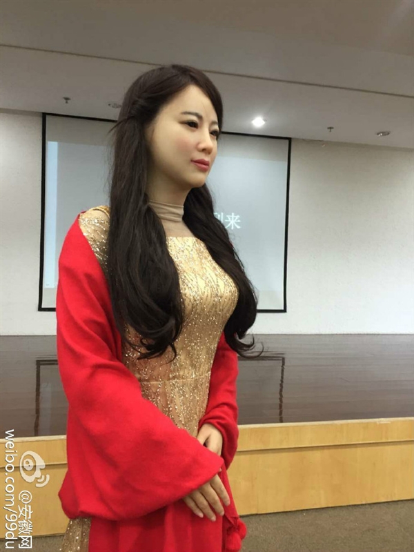 告訴我她美不美！中國(guó)首個(gè)美女機(jī)器人問(wèn)世