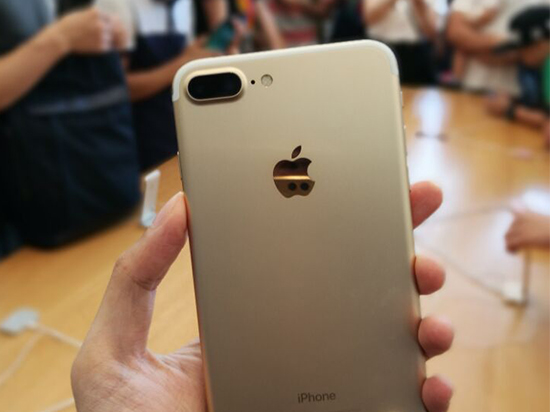 iPhone 7正式開(kāi)賣:亮黑色有價(jià)無(wú)市