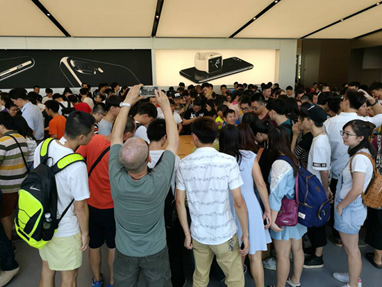 iPhone 7正式開(kāi)賣:亮黑色有價(jià)無(wú)市