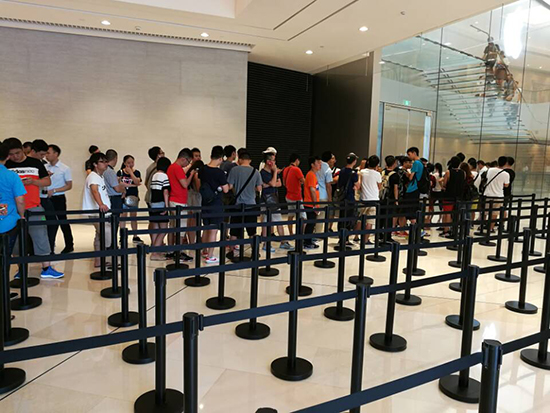iPhone 7正式開(kāi)賣:亮黑色有價(jià)無(wú)市