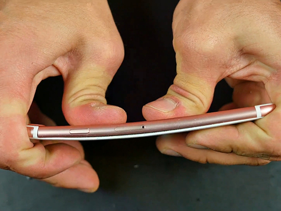 易變彎?iPhone 7對比iPhone 6s抗彎曲測試