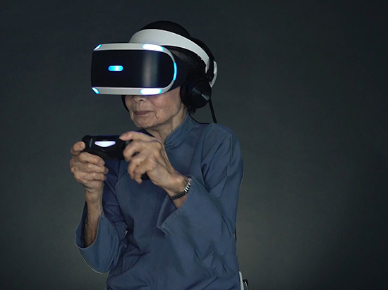 索尼推出VR新應用:讓你電話游戲兩不誤