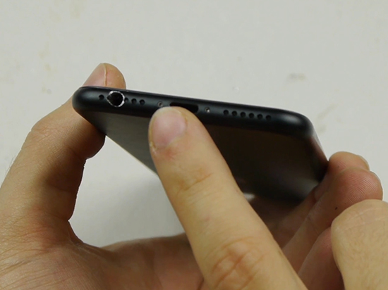低調(diào)裝逼！在iPhone 7上挖3.5mm耳機(jī)插孔