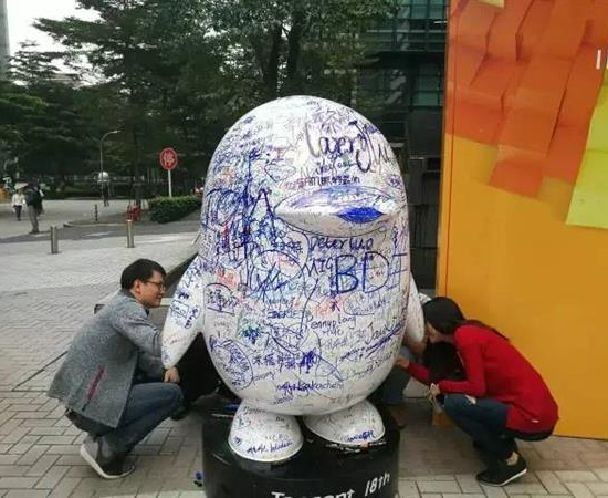 這很騰訊！深圳騰訊大廈驚現(xiàn)70只巨人企鵝