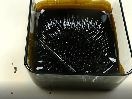 鐵磁流體和液氮共存下的iPhone7 看得我毛骨悚然