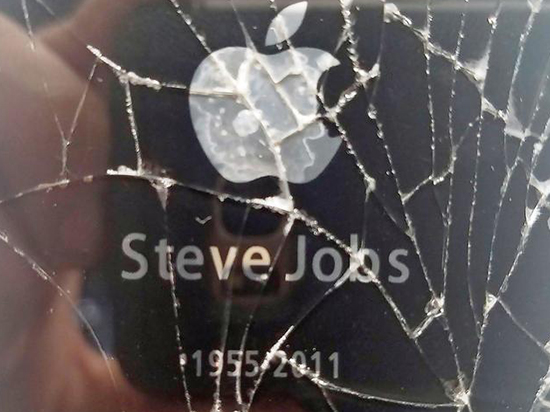 天價紀念款iPhone 4s現身eBay：可以買套房！