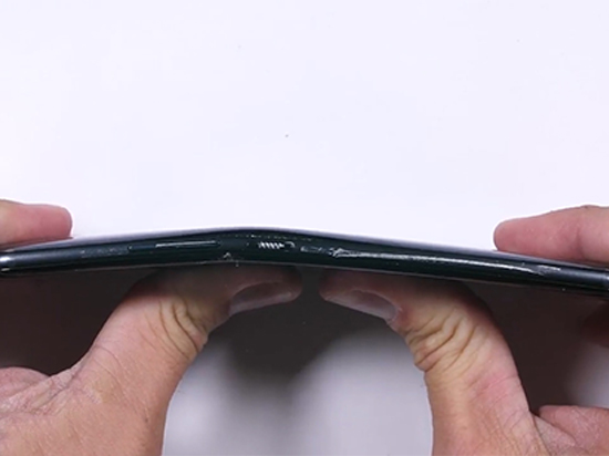 軟件強大硬件弱雞?HTC U11輕而易舉被掰彎