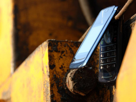 摩托羅拉復刻翻蓋神機RAZR，正面對標諾基亞3310