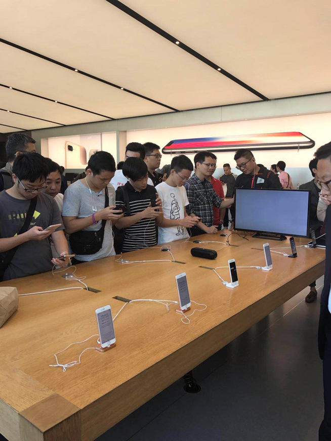 iPhone X上市現(xiàn)場：蘋果店排長龍，果粉愛不釋手