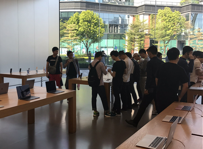 iPhone X上市現(xiàn)場：蘋果店排長龍，果粉愛不釋手
