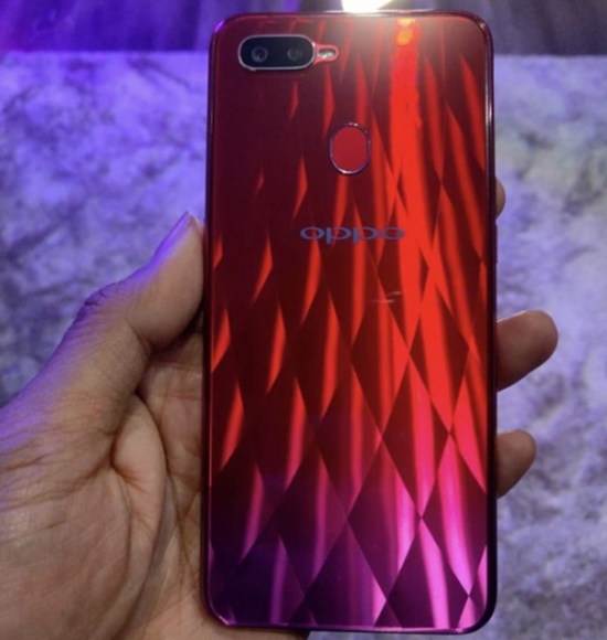 OPPO F9真機現身:美人尖全面屏 背部配色很妖艷