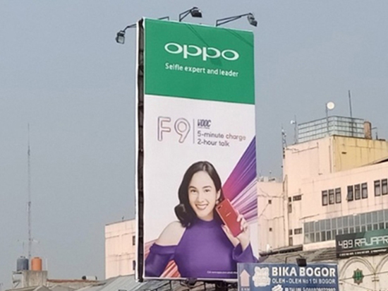 OPPO F9真機現身:美人尖全面屏 背部配色很妖艷
