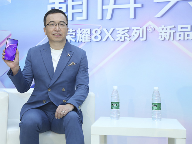 手機(jī)圈的相愛相殺：小米碰瓷Magic2 趙明回懟小米5G是偽命題