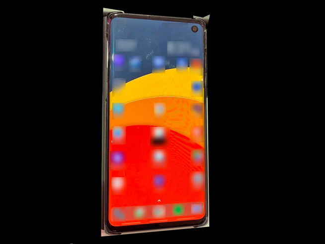 三星Galaxy S10真機曝光：更小開孔對標華為 屏占比再創(chuàng)新高