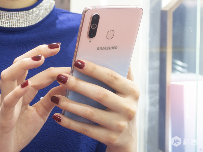 三星Galaxy A8s獨角精靈版圖賞：全新少女心漸變色 情人節專屬禮物