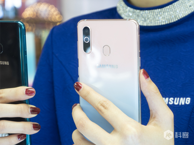 三星Galaxy A8s獨角精靈版圖賞：全新少女心漸變色 情人節專屬禮物