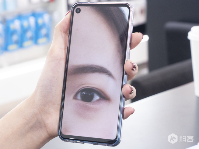 三星Galaxy A8s獨角精靈版圖賞：全新少女心漸變色 情人節專屬禮物