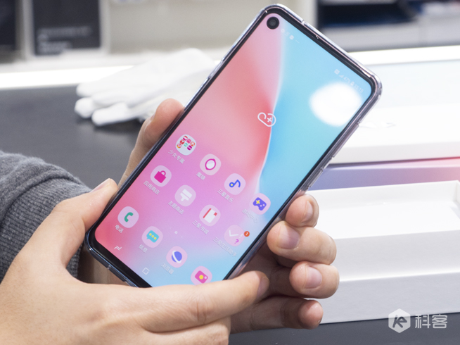 三星Galaxy A8s獨角精靈版圖賞：全新少女心漸變色 情人節專屬禮物