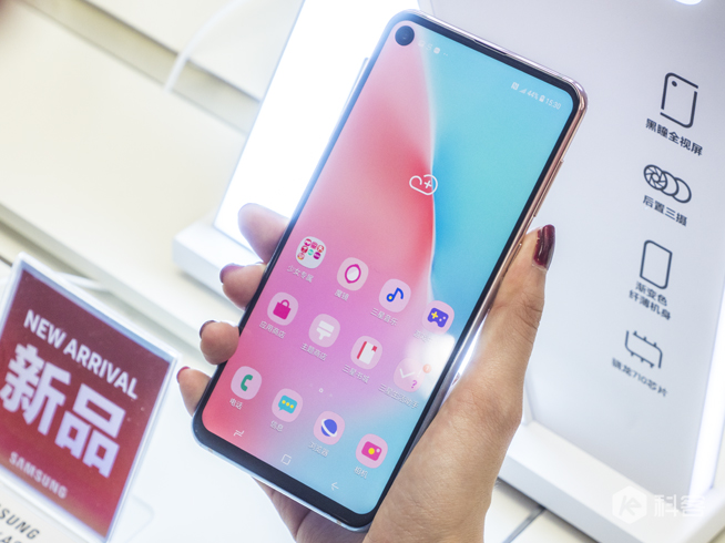 三星Galaxy A8s獨角精靈版圖賞：全新少女心漸變色 情人節專屬禮物