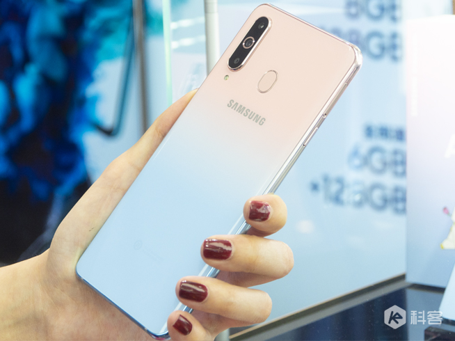三星Galaxy A8s獨角精靈版圖賞：全新少女心漸變色 情人節專屬禮物