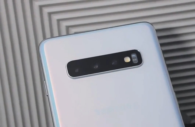 三星Galaxy S10外媒超前上手:白色版真香 超聲波屏幕指紋首次亮相