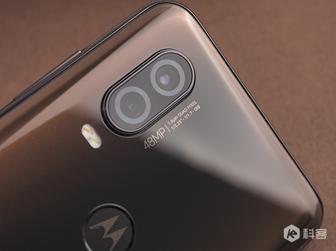 Moto P50上手圖賞：個性獨特的21:9屏幕 三星Exynos加持
