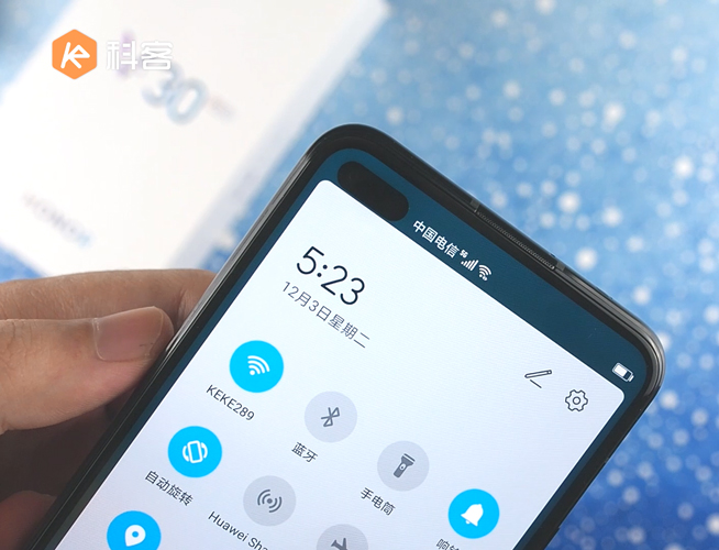 榮耀V30 Pro上手玩:突破性相機矩陣 麒麟990 5G加持