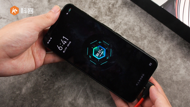 紅魔5G游戲手機上手:144Hz超競屏行業最佳 用它吃雞把把穩