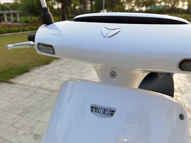 雅迪冠能M8電動車評測：續(xù)航超給力，高端新典范