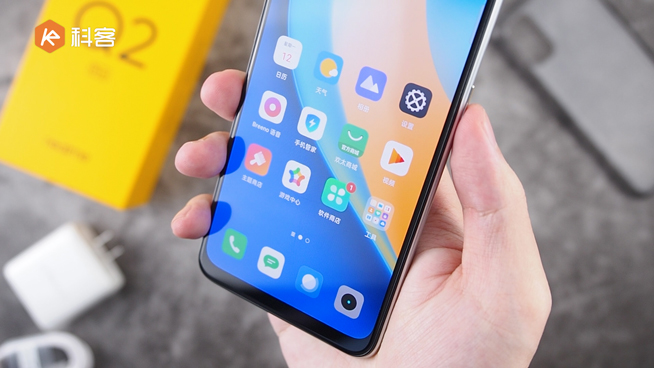 realme Q2 Pro開箱上手：千元就能摸上素皮！65W閃充降維打擊